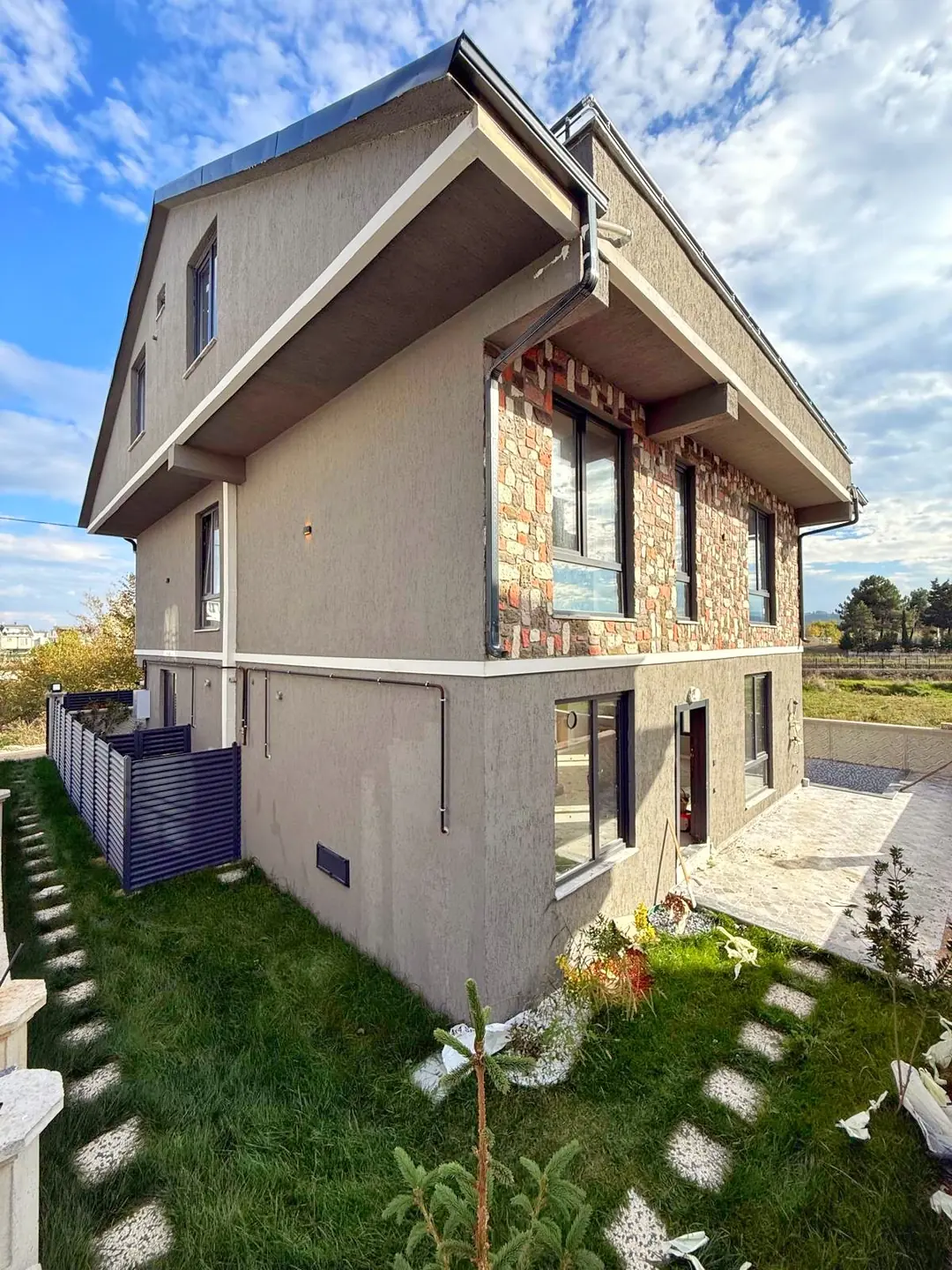 Kocaali Yayla'da Satılık Havuzlu 4+1 Tripleks Villa