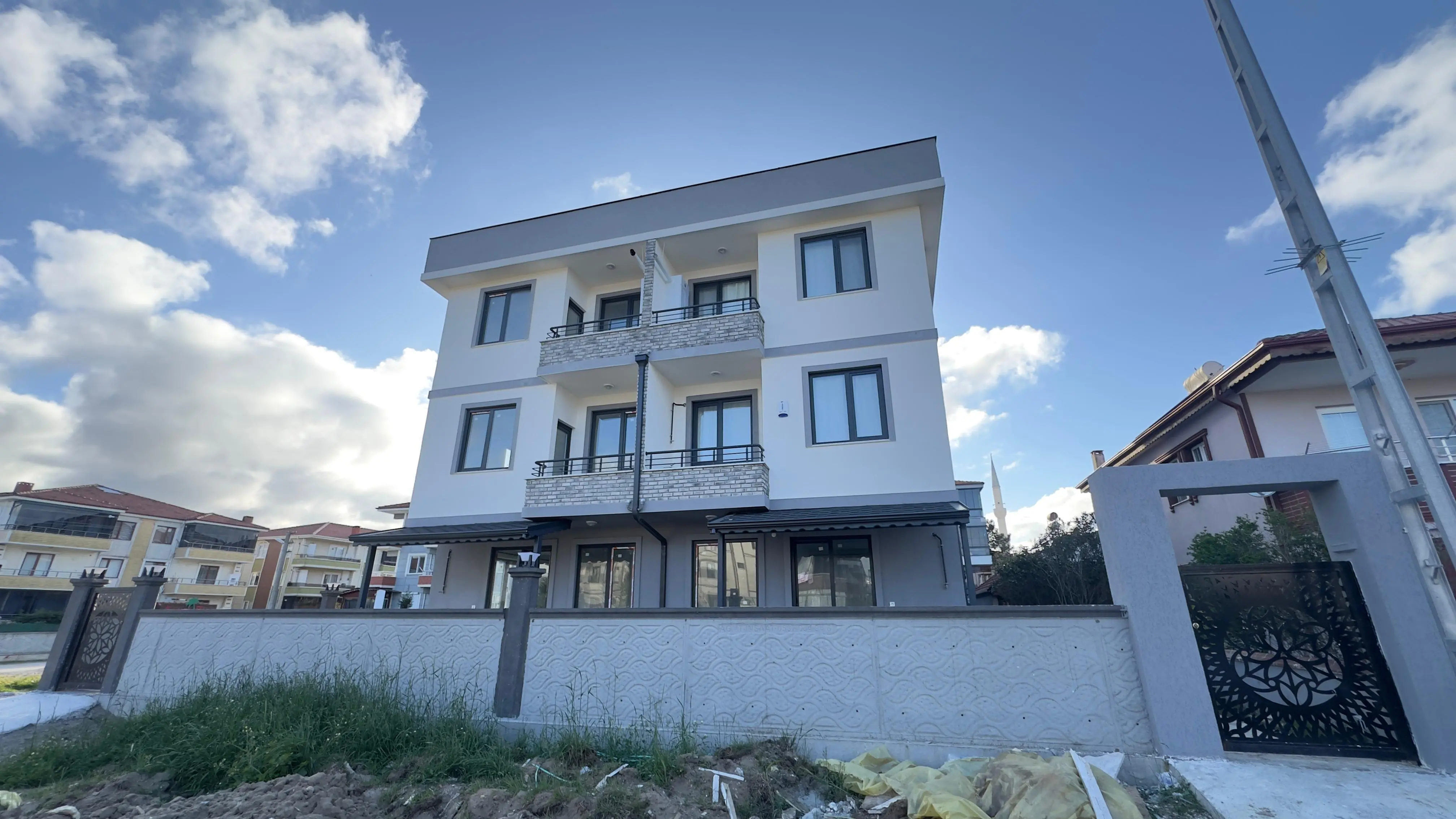 Karasu Plaj Merkez'de Havuzlu Site İçinde ''Sıfır'' 2+1 Daire
