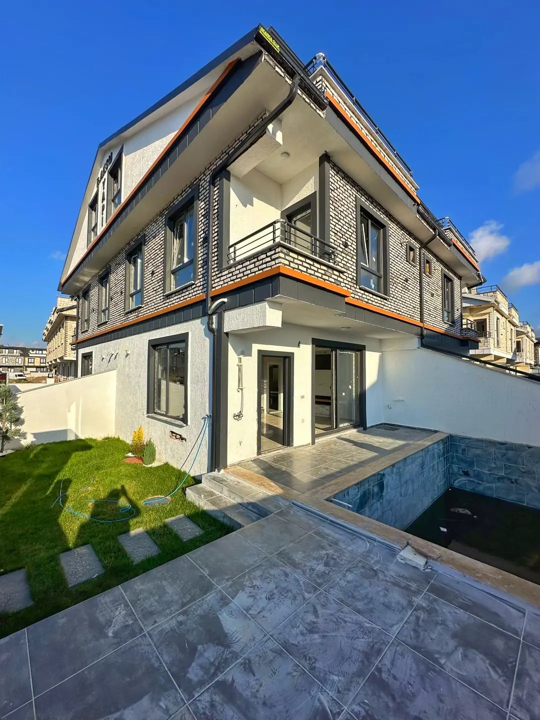 Kocaali Alandere'de Satılık Havuzlu Ebeveyn Banyolu 4+1 Tripleks Villa (170 m²)
