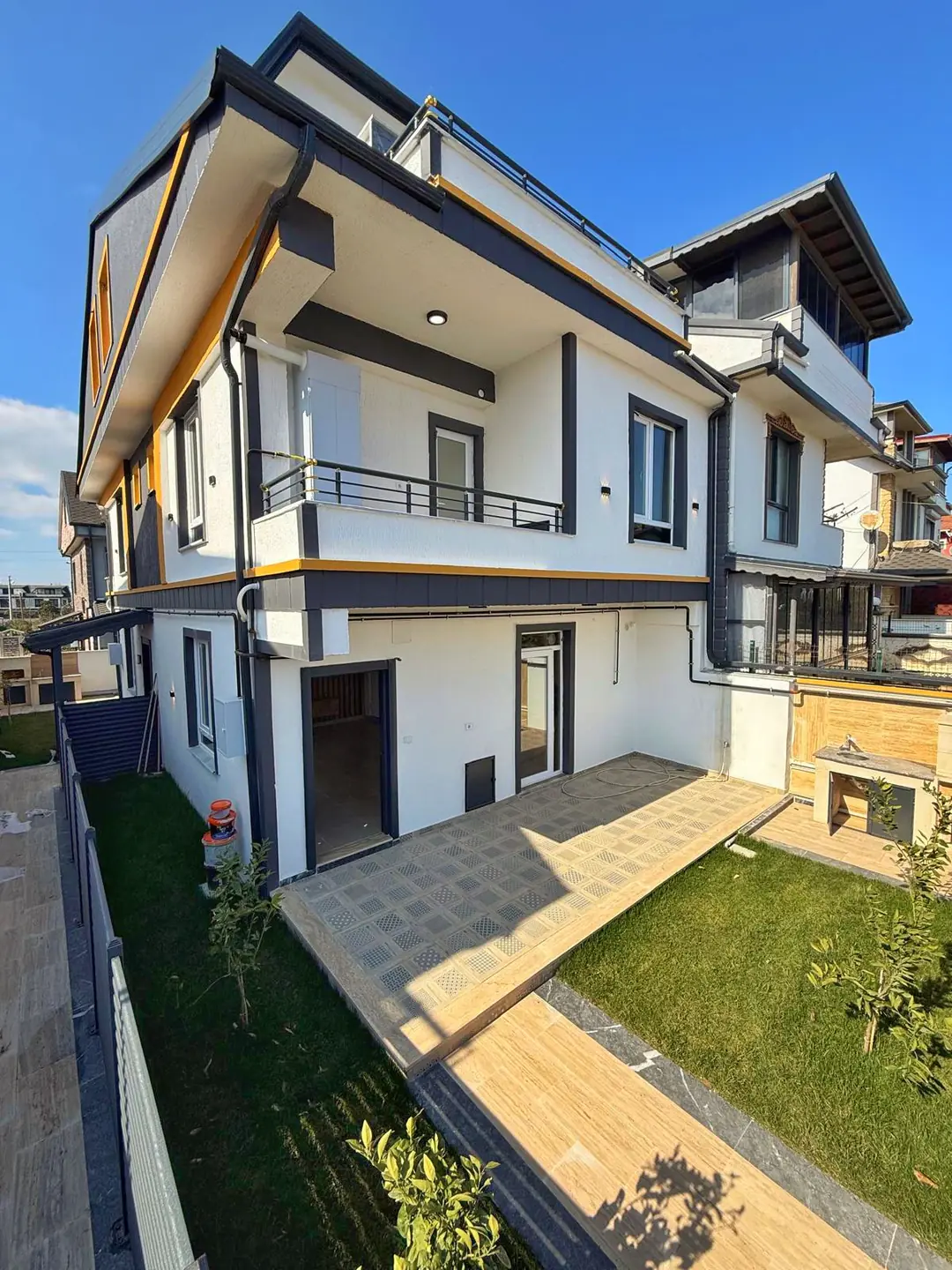 Kocaali Alandere'de Satılık Ön Cephe 3+1 Tripleks Villa