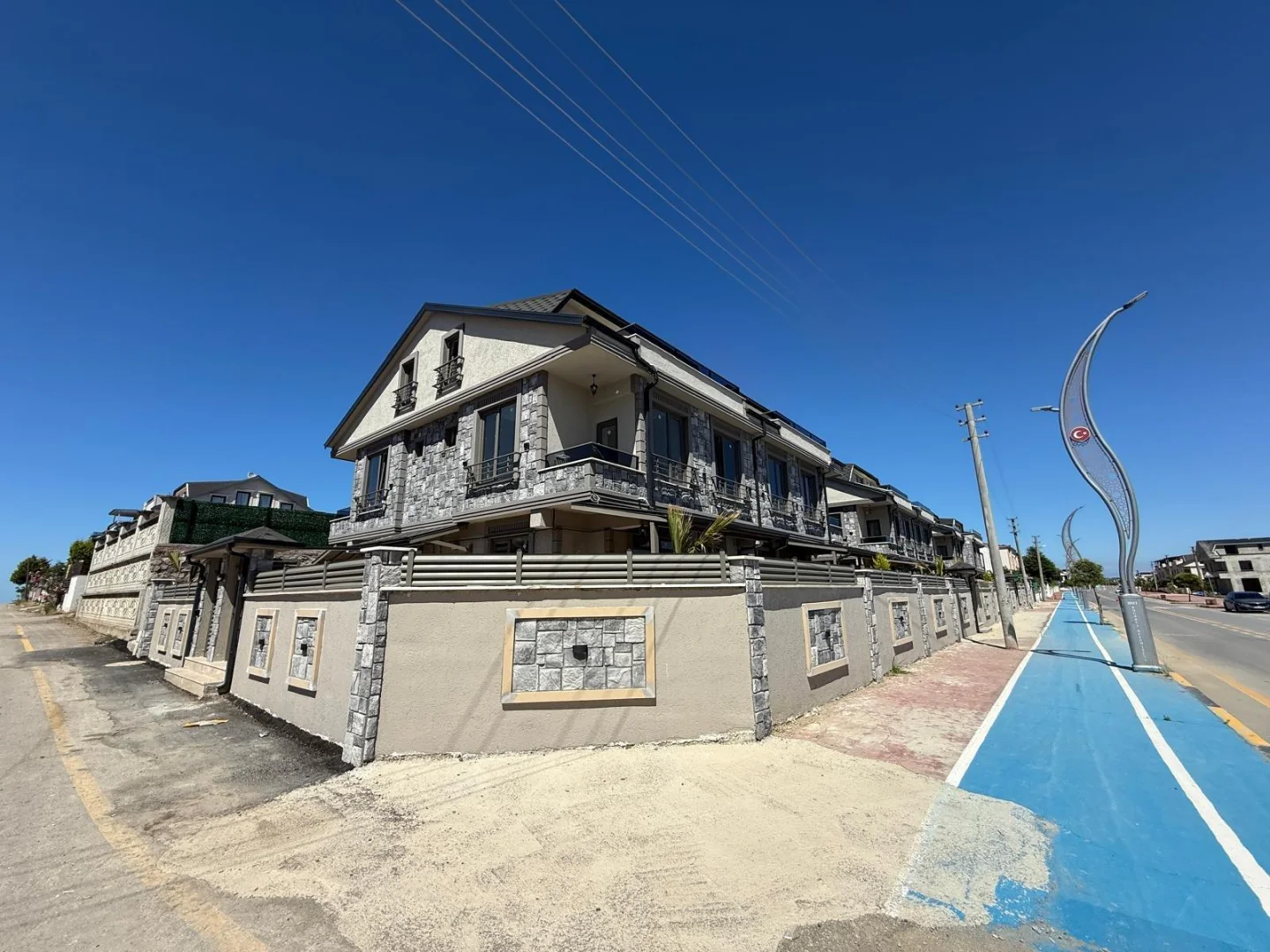 Kocaali Yalı'da Satılık Sahile 100 Metre, Köşe Parsel Havuzlu Taş Konsept 3+1 Villa