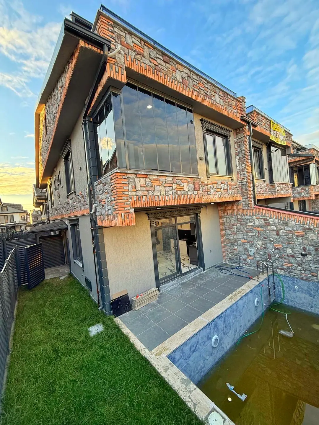 Kocaali Alandere'de Satılık Havuzlu Ebeveyn Banyolu 4+1 Tripleks Villa