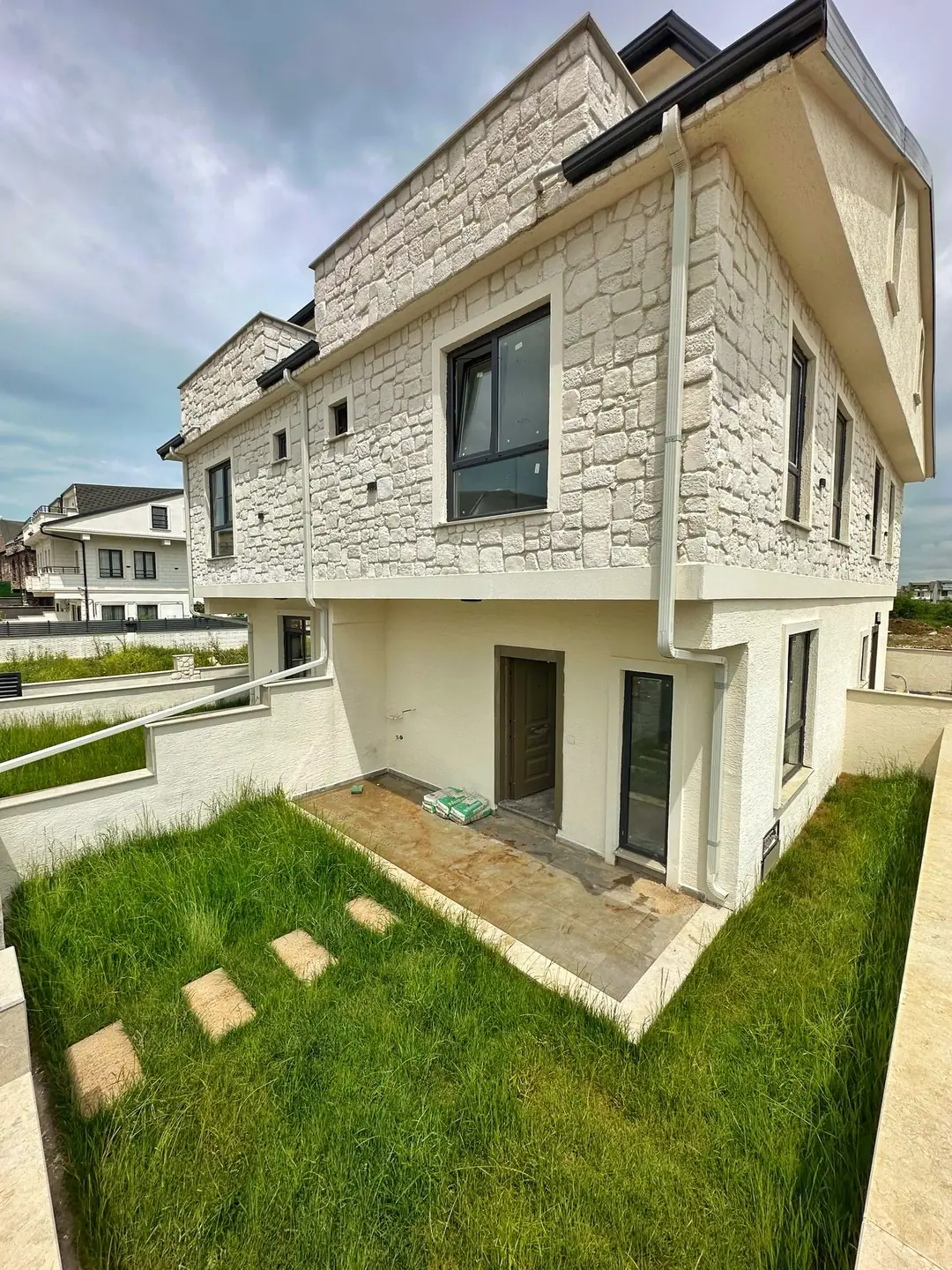 Kocaali Yayla'da Satılık Ön Cephe Alaçatı Taş Konsept 3+1 Tripleks Villa