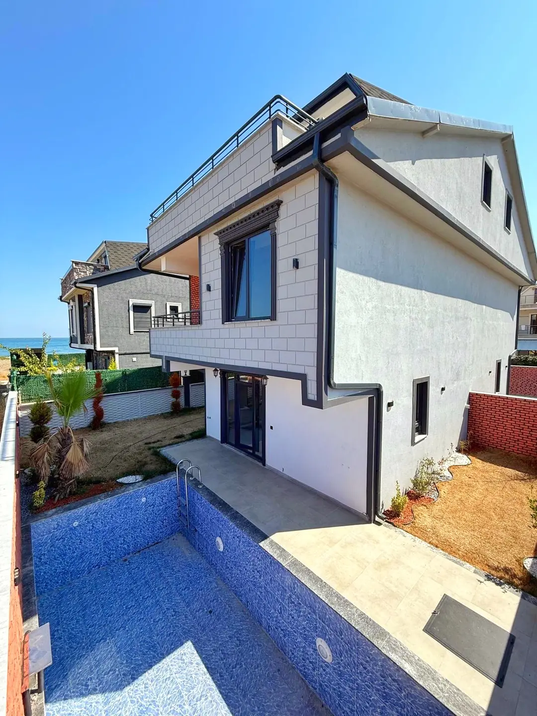 Kocaali Alandere'de Satılık Havuzlu Arka Cephe 4+1 Tripleks Villa