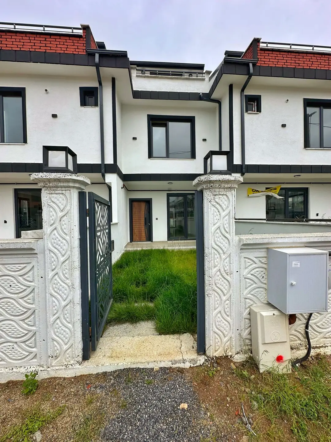 Kocaali Alandere'de Satılık Ebeveyn Banyo 4+1 Tripleks Villa