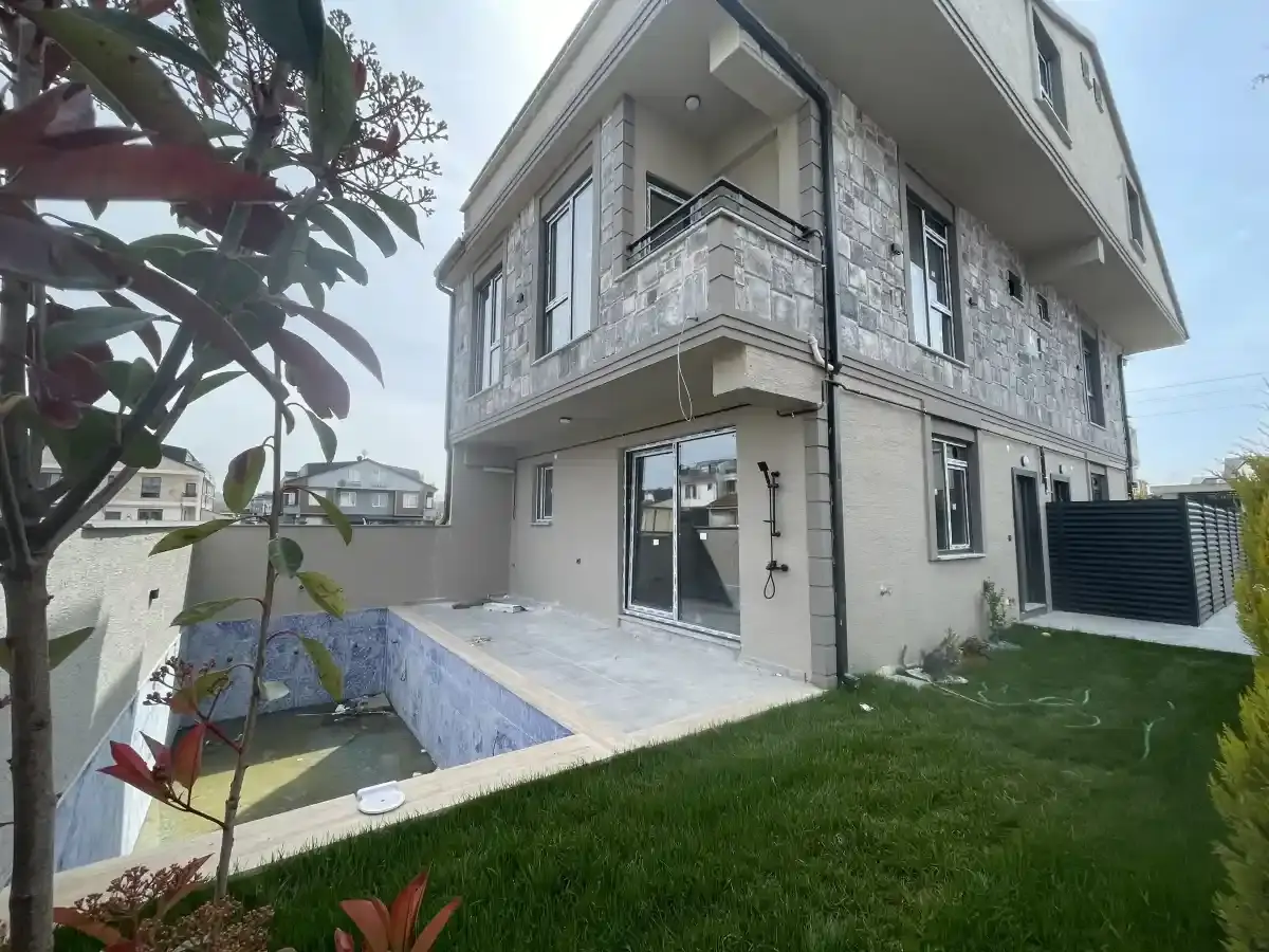Kocaali Alandere'de Cadde Üstü Havuzlu 4+1 Prestijli Tripleks Villa - 180m²