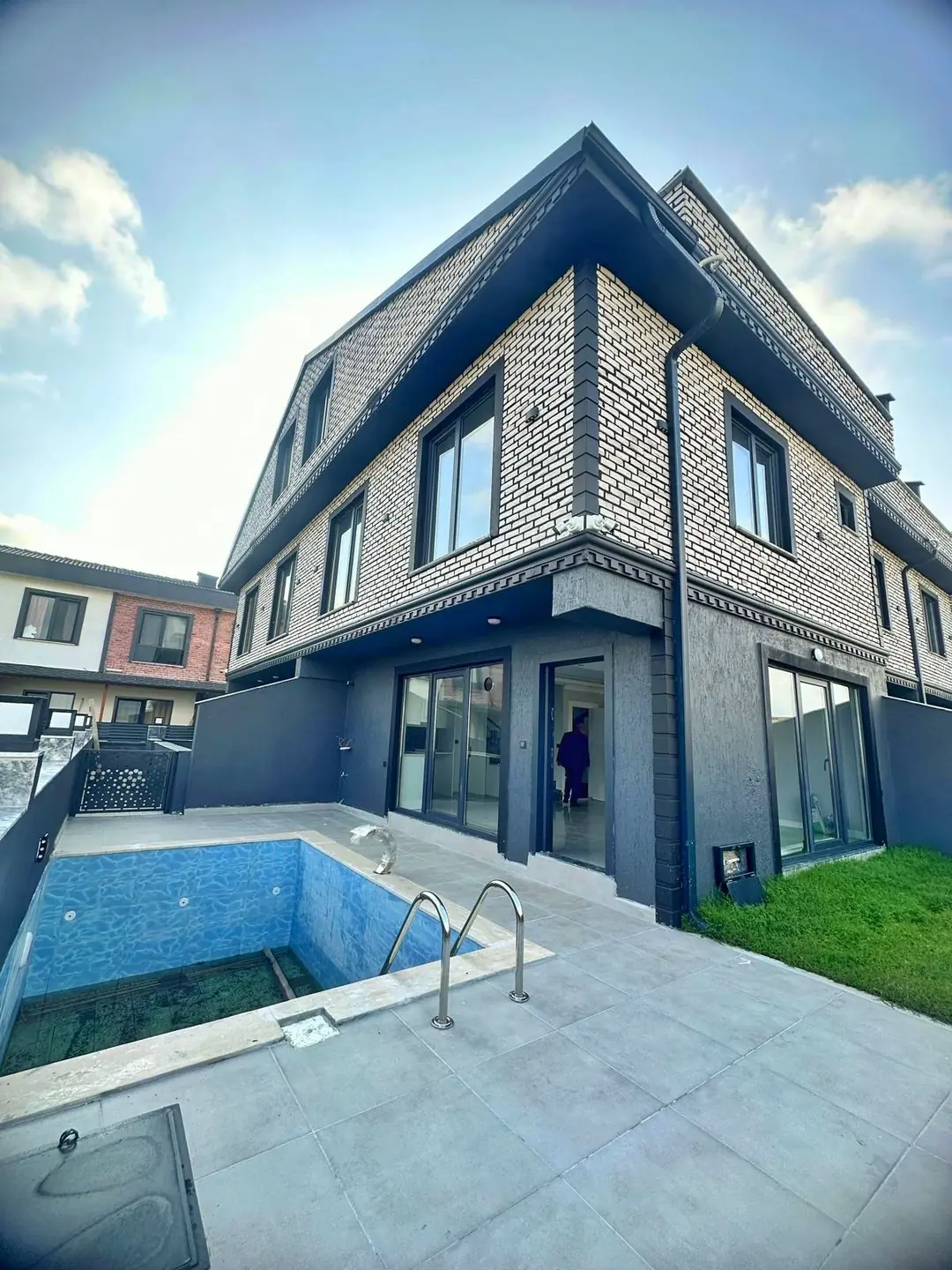 Kocaali Alandere'de Satılık Havuzlu Lüks Dizayn 3+1 Tripleks Villa (170 m²)
