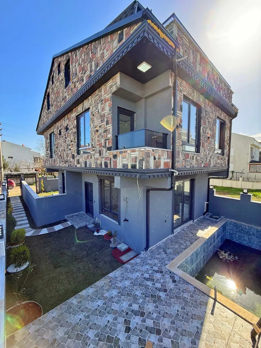 Kocaali Alandere'de Satılık Teras Deniz Manzaralı Havuzlu 4+1 Tripleks Villa (160 m²)