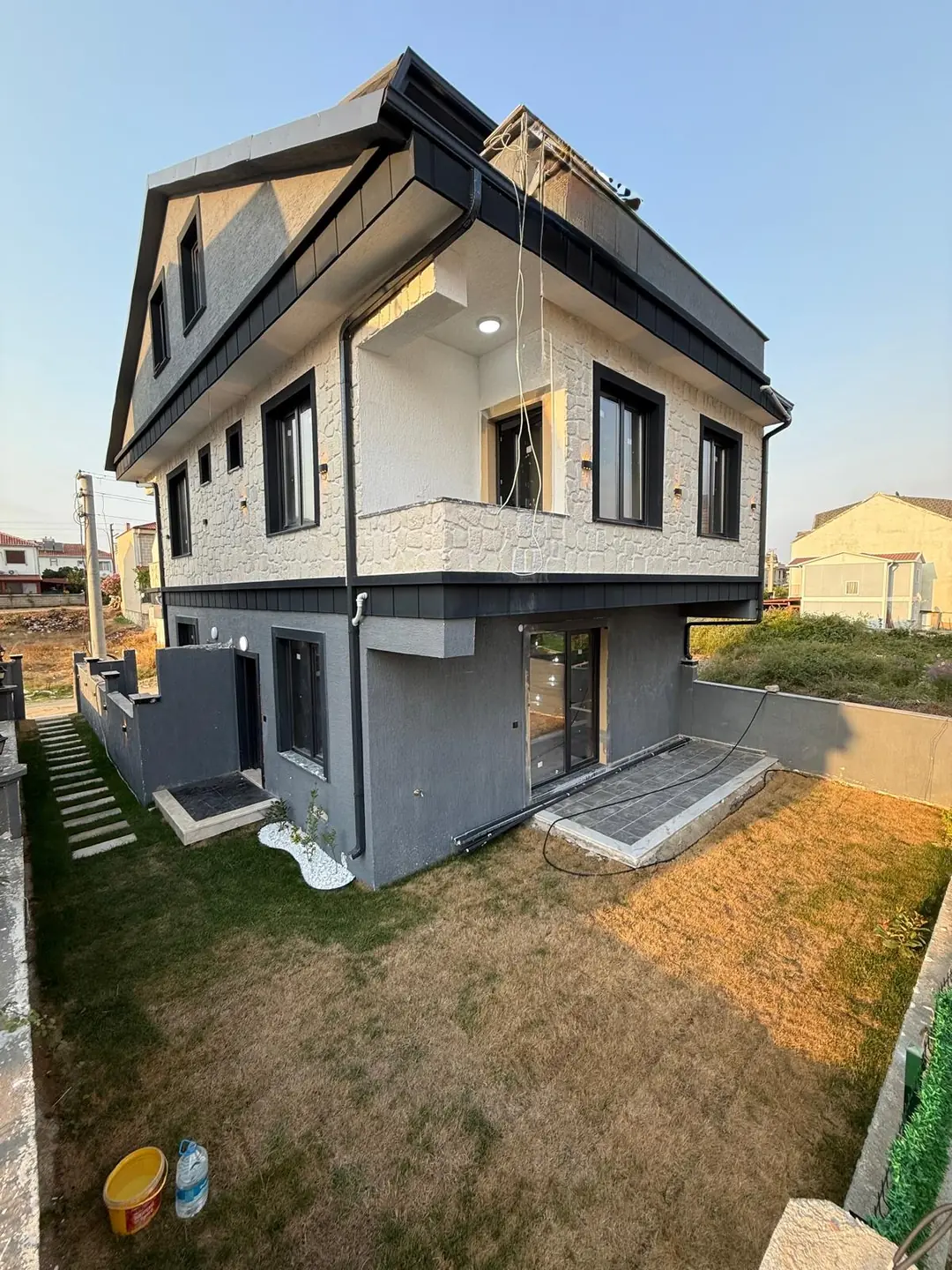 Kocaali Alandere'de Satılık Ebeveyn Banyo Müstakil Giriş-Bahçe 3+1 Tripleks Villa