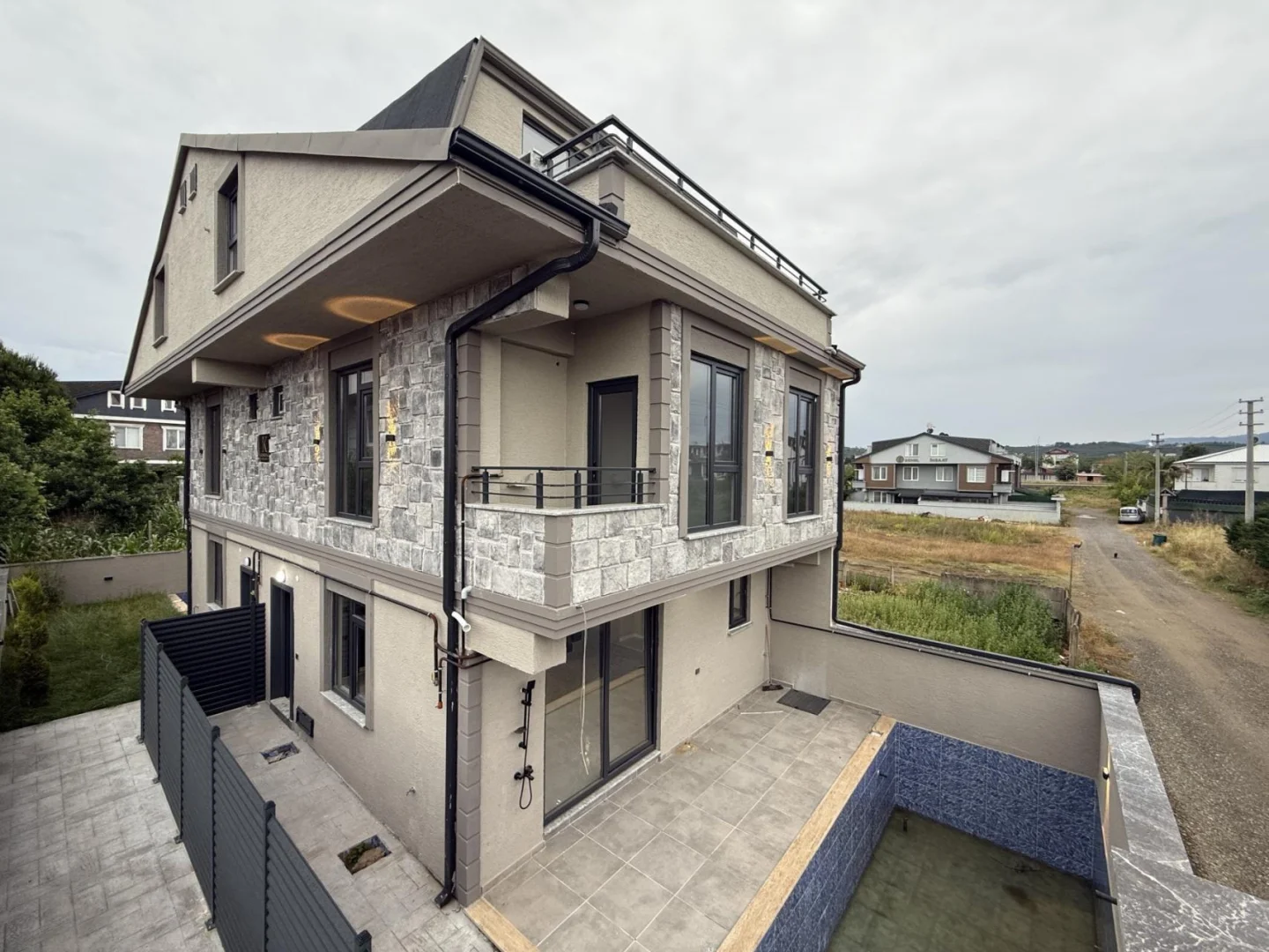 Kocaali Alandere'de Satılık Denize 250 Metre, Ön Cephe Geniş Havuzlu 4+1 Tripleks Villa