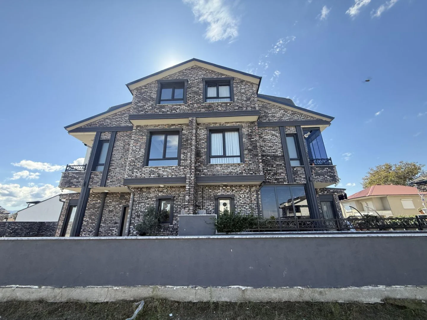 Kocaali Alandere'de Satılık Sahile 50 Metre, Deniz Manzaralı Havuzlu 3+1 Tripleks Villa