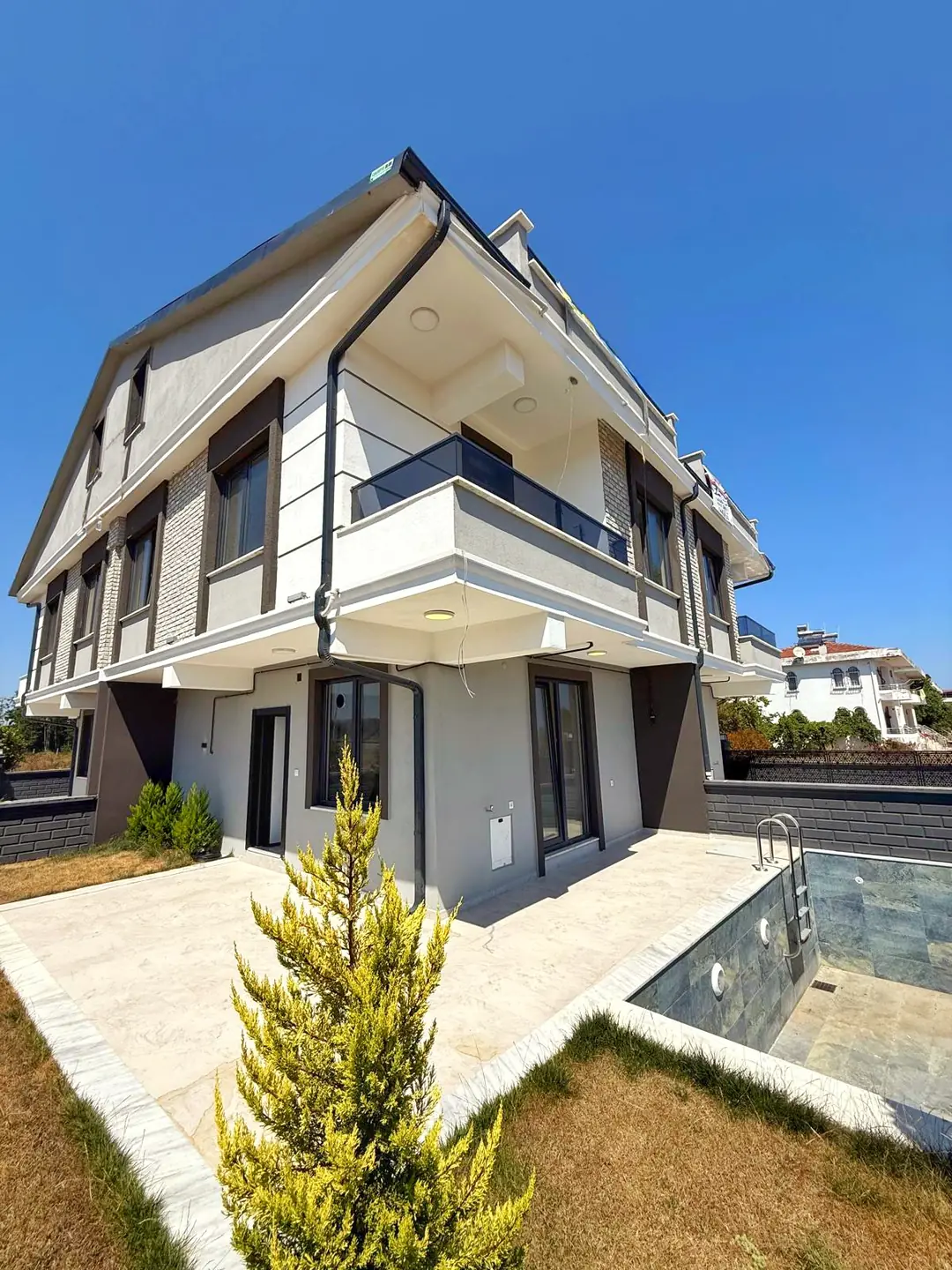 Kocaali Alandere'de Satılık Havuzlu Jakuzili 4+1 Tripleks Villa