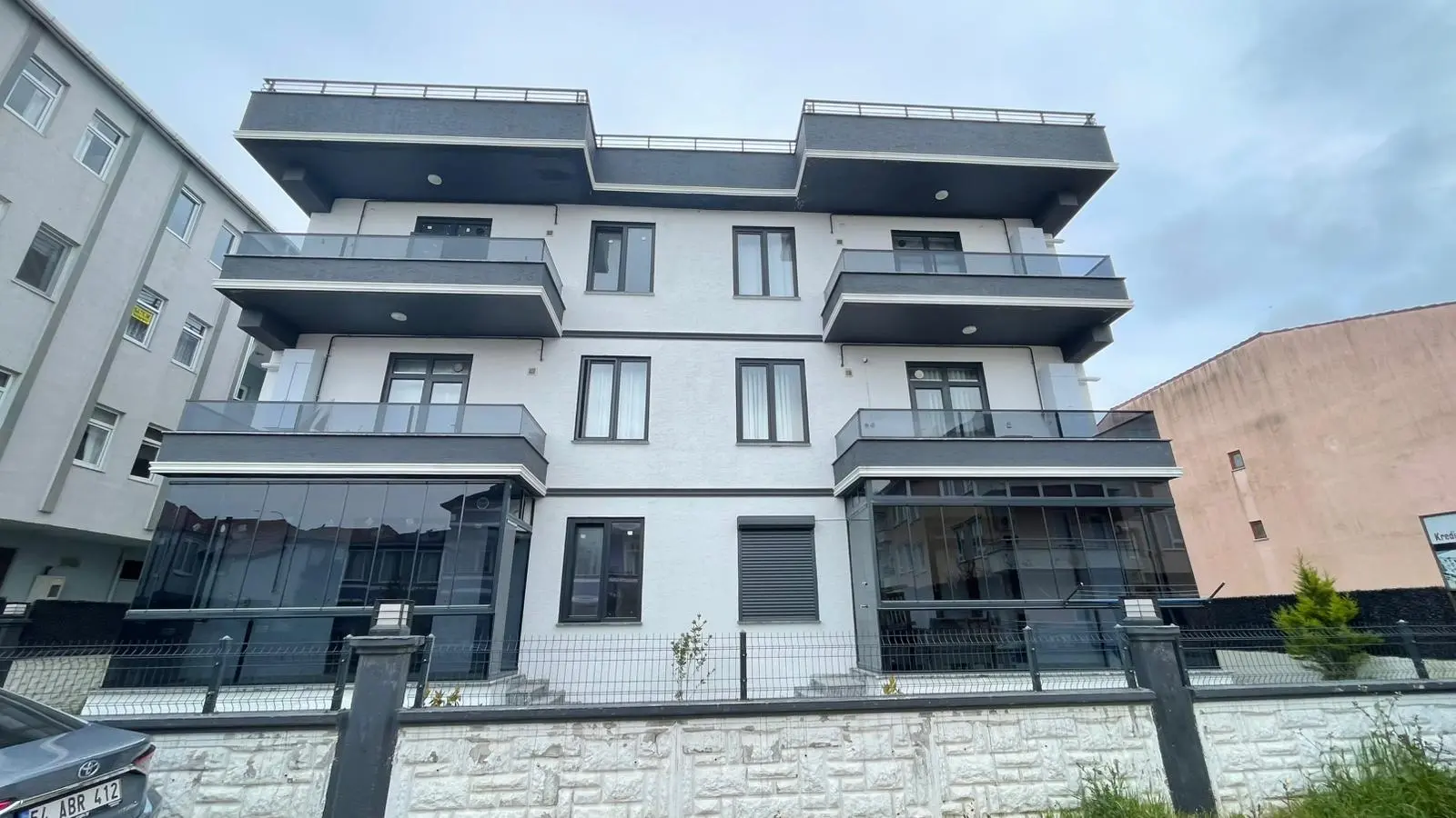 KARASU PLAJ MERKEZDE DENİZE 50 MT MESAFEDE SIFIR 2+1 DAİRE