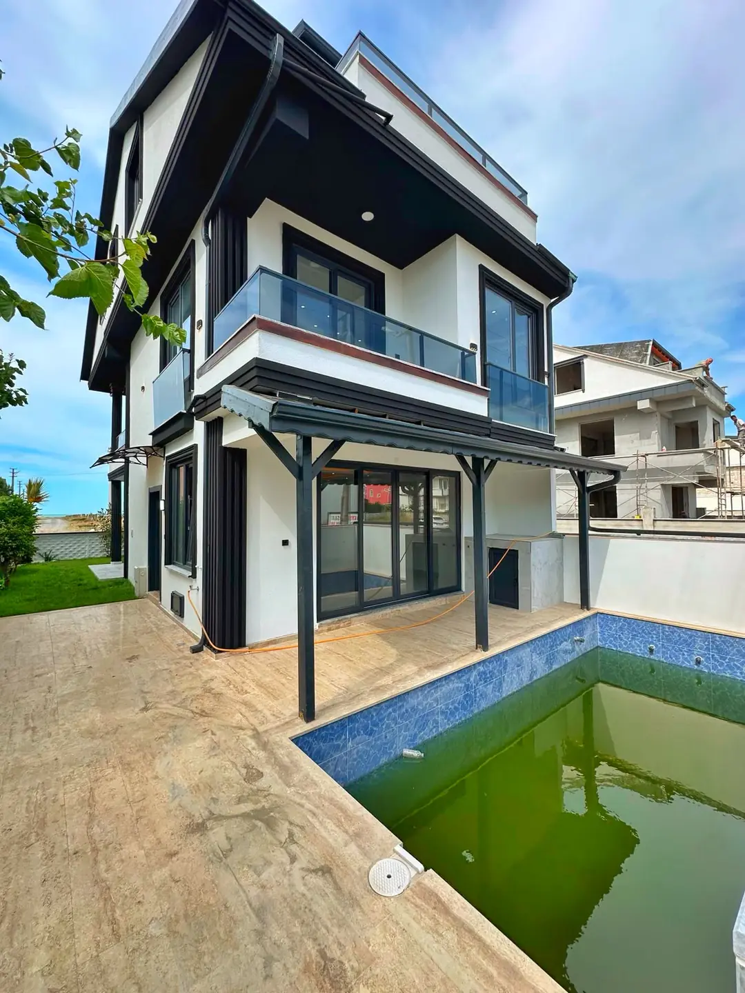 Kocaali Alandere'de Satılık Deniz Manzaralı Havuzlu 4+1 Tripleks Villa (162 m²)