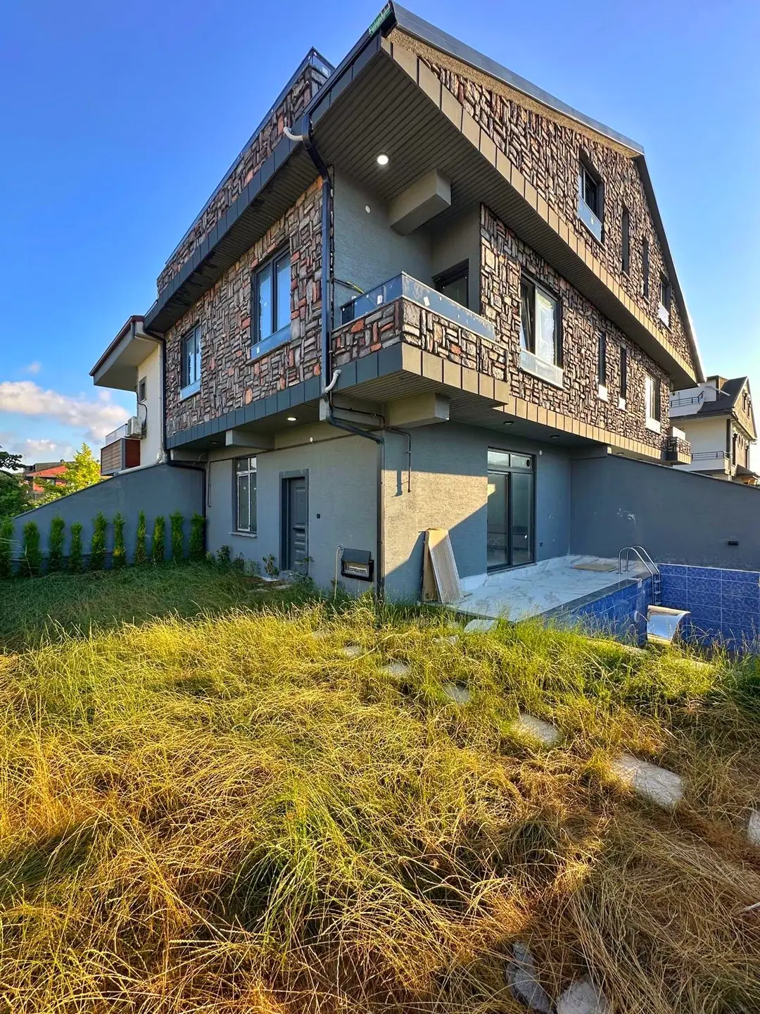 Kocaali Alandere'de Satılık Havuzlu Saunalı 4+1 Tripleks Villa (190 m²)