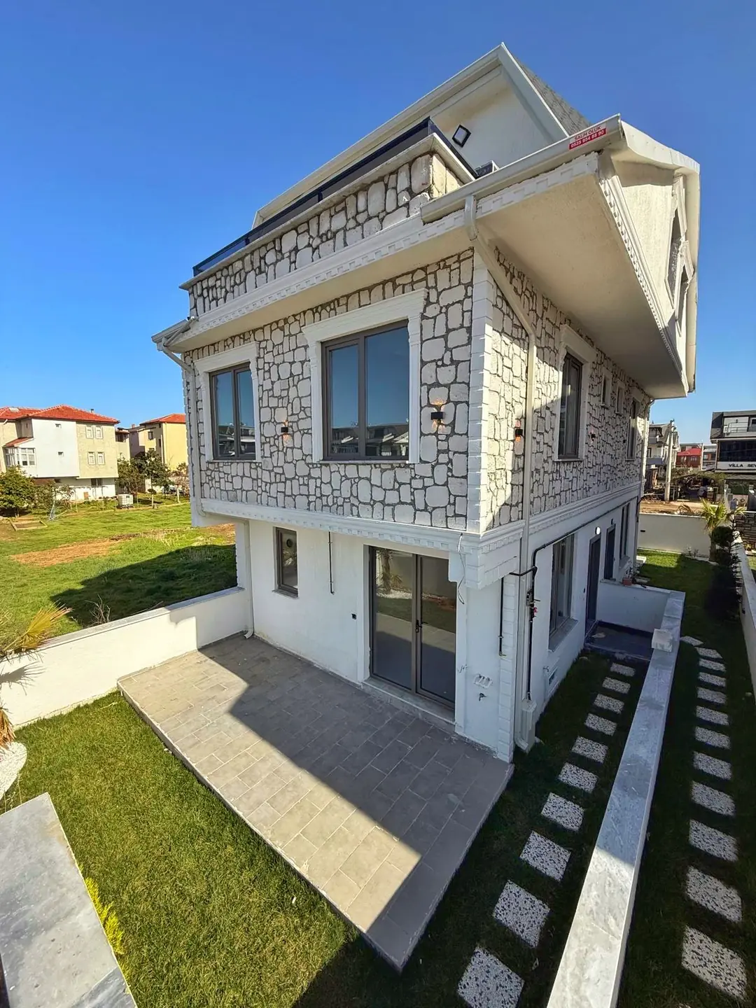 Kocaali Alandere'de Satılık Teras Deniz Manzaralı Ön Cephe 3+1 Tripleks Villa (140 m²)