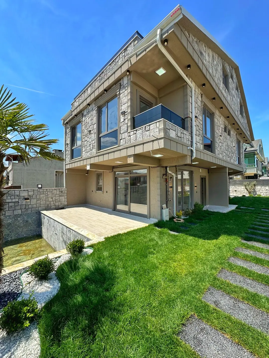 Kocaali Yalı'da Satılık Havuzlu 4+1 Tripleks Villa