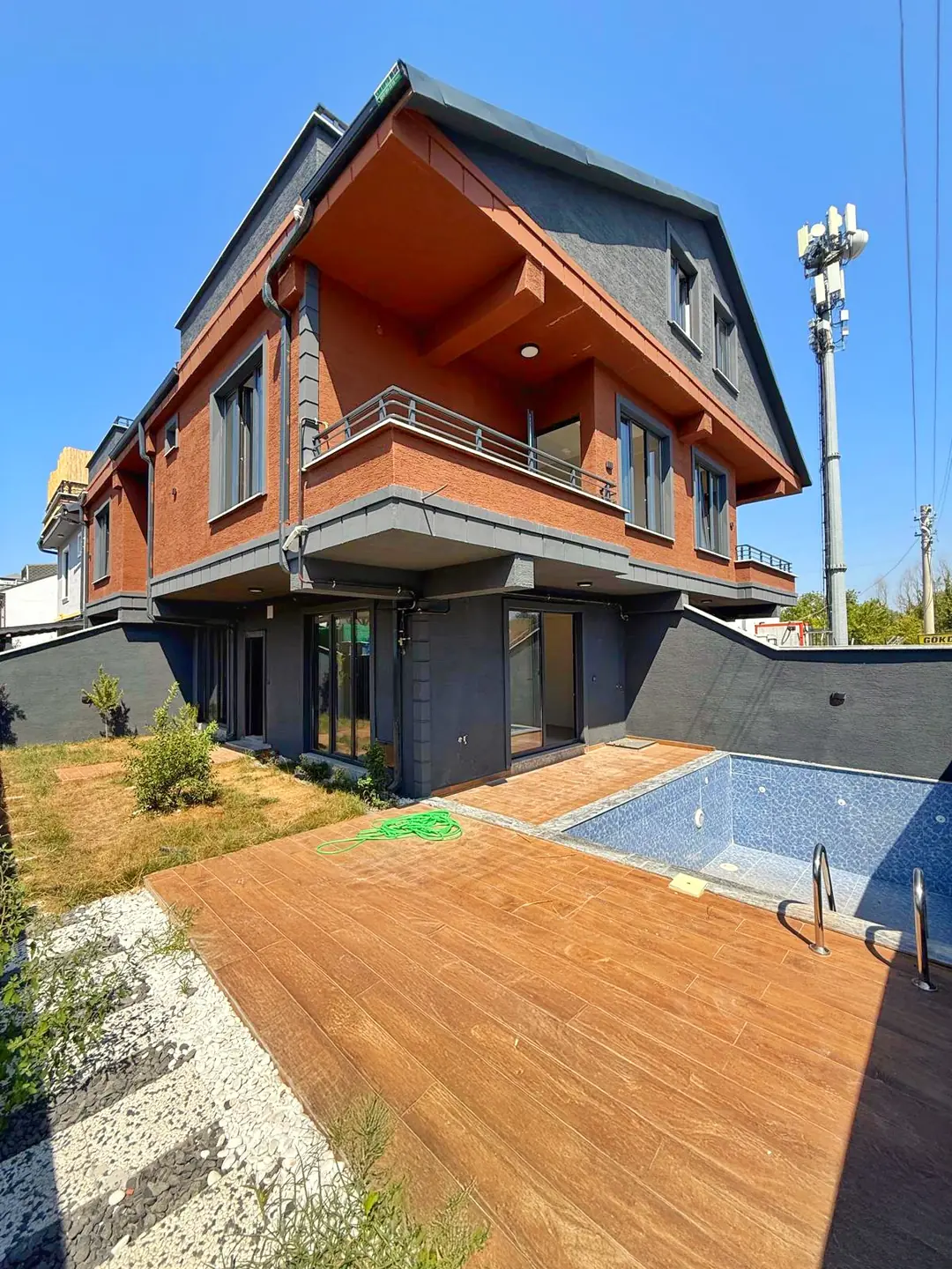 Kocaali Alandere'de Satılık Havuzlu 4+1 Tripleks Villa