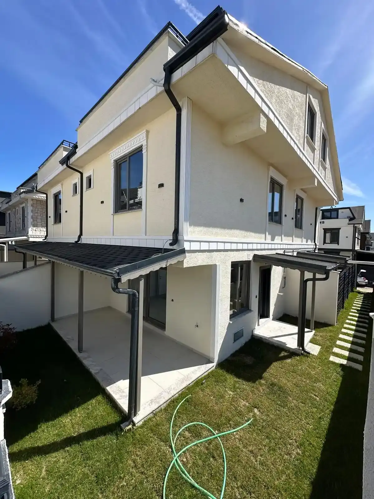 Kocaali Yayla Mah. Yerden Isıtmalı Bahçeli 3+1 Modern Villa