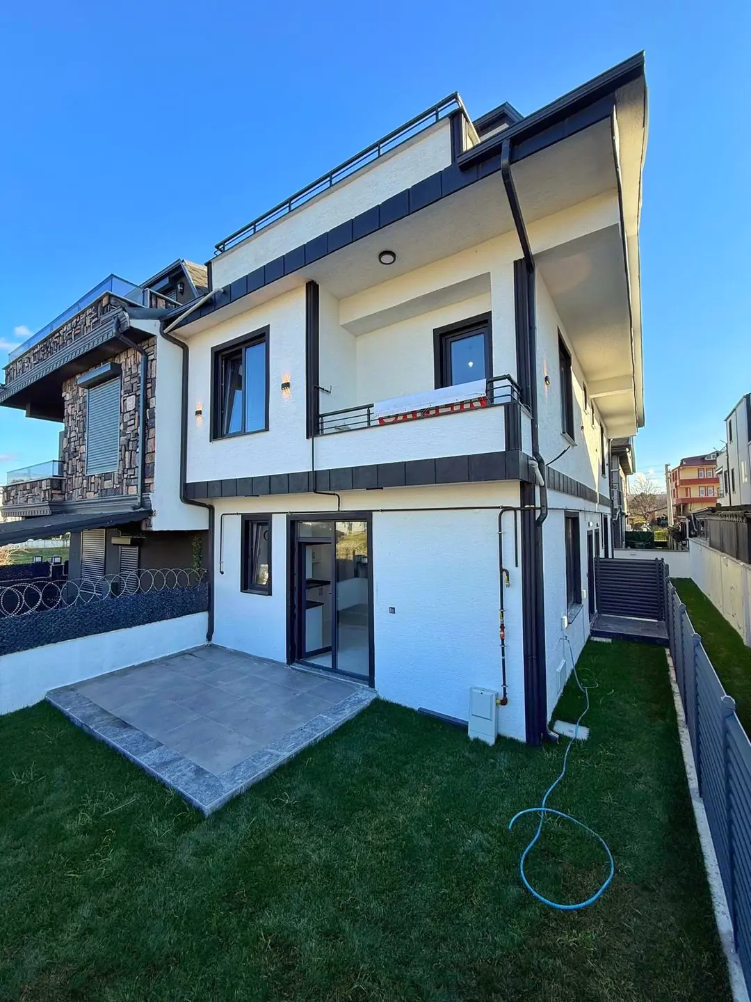 Kocaali Alandere'de Satılık Ebeveyn Banyolu Ön Cephe 3+1 Tripleks Villa
