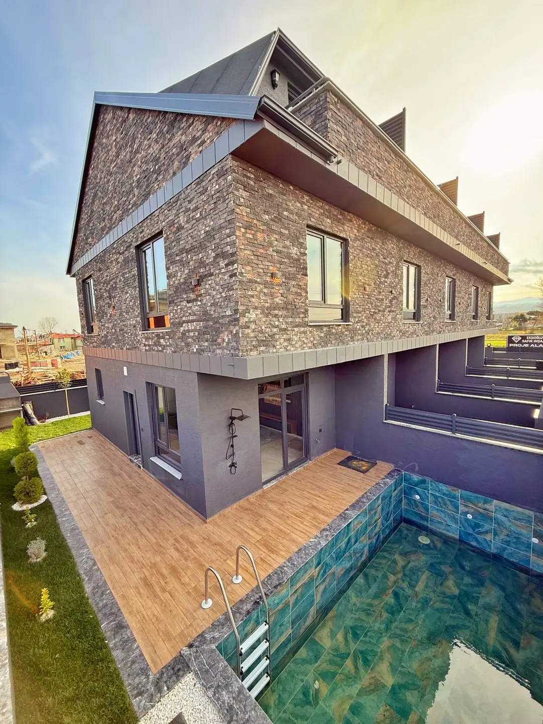 Kocaali Yalı'da Satılık Havuzlu Lüks Dizayn 4+1 Tripleks Villa