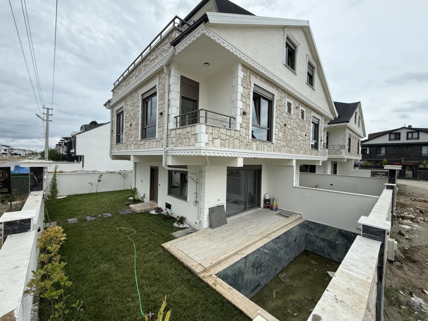 Kocaali'de Satılık Panoramik Deniz Manzaralı, Müstakil Havuzlu Köşe Villa