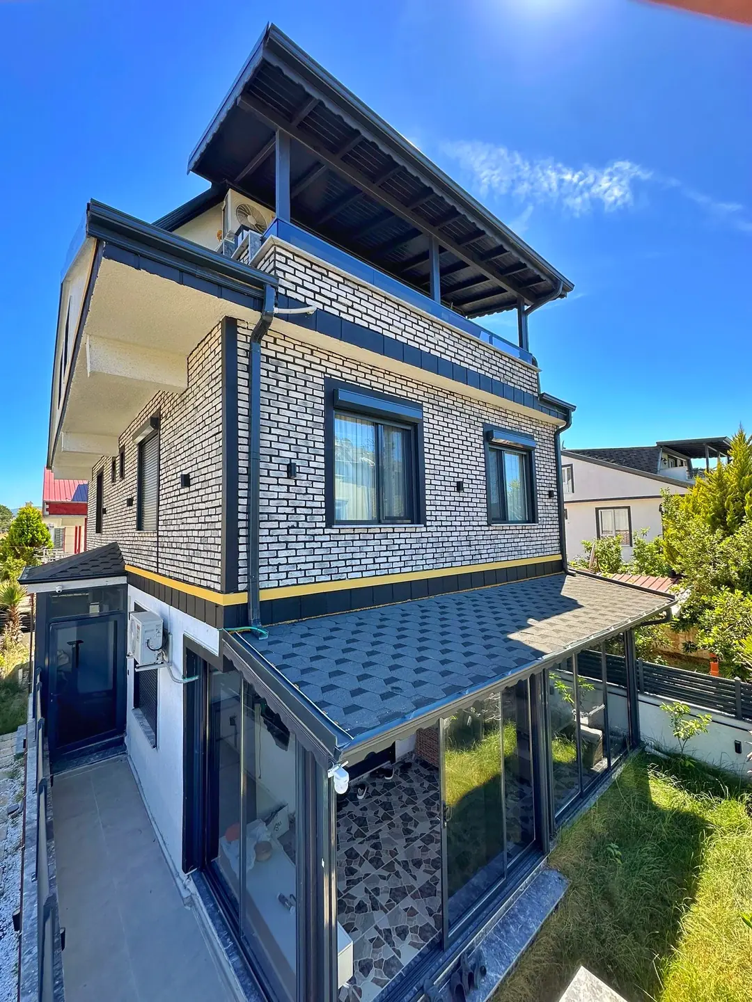 Kocaali Yalı'da Satılık Ebeveyn Banyolu Kış Bahçeli 3+1 Tripleks Villa