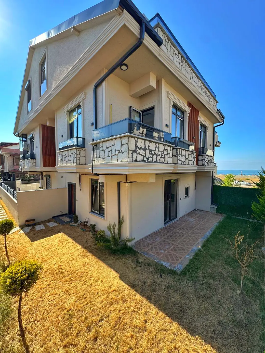 Kocaali Yayla'da Satılık Deniz Manzaralı Lüks Dizayn 3+1 Tripleks Villa