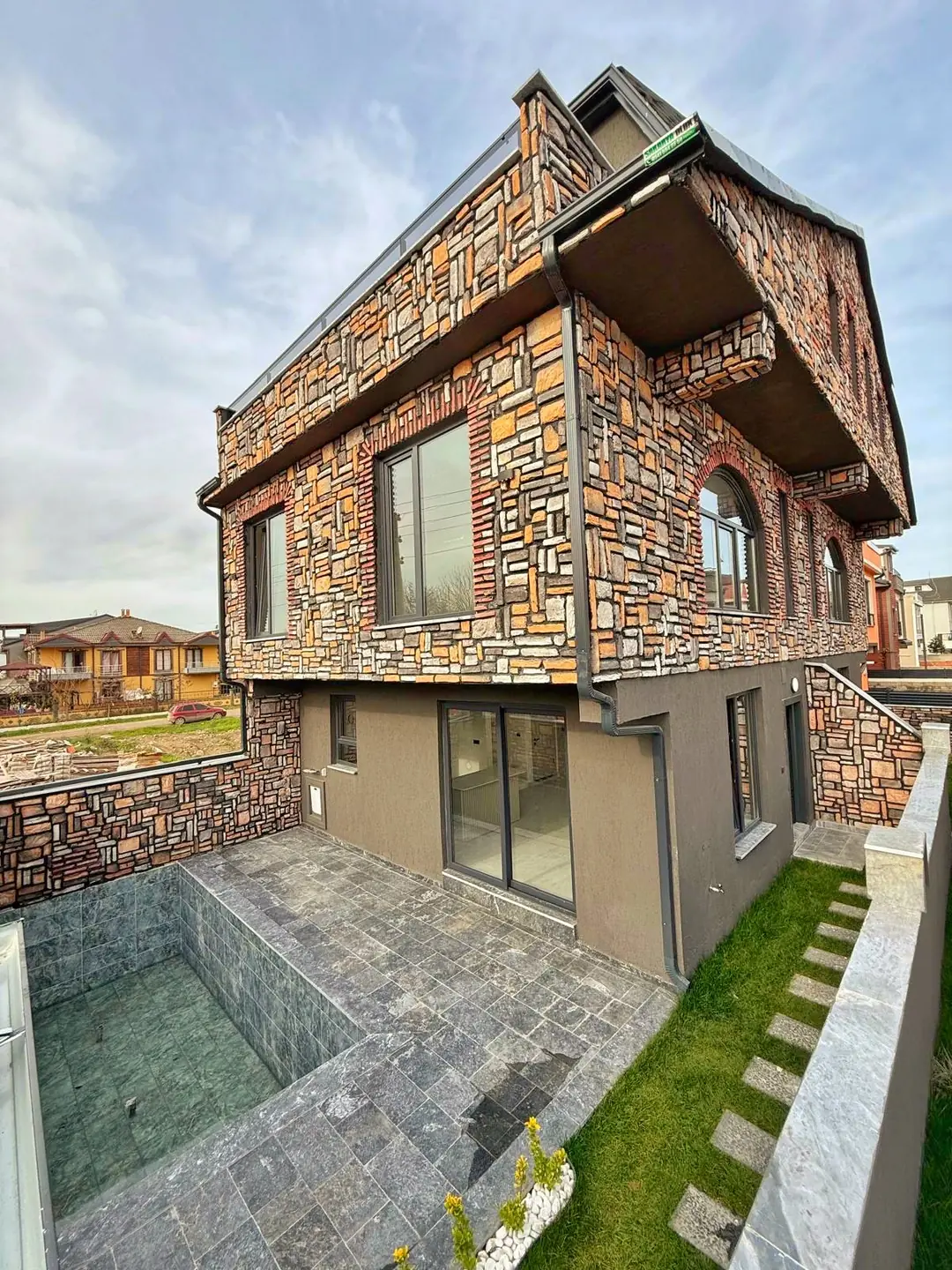 Kocaali Yalı'da Satılık Havuzlu Ebeveyn Banyo 4+1 Tripleks Villa