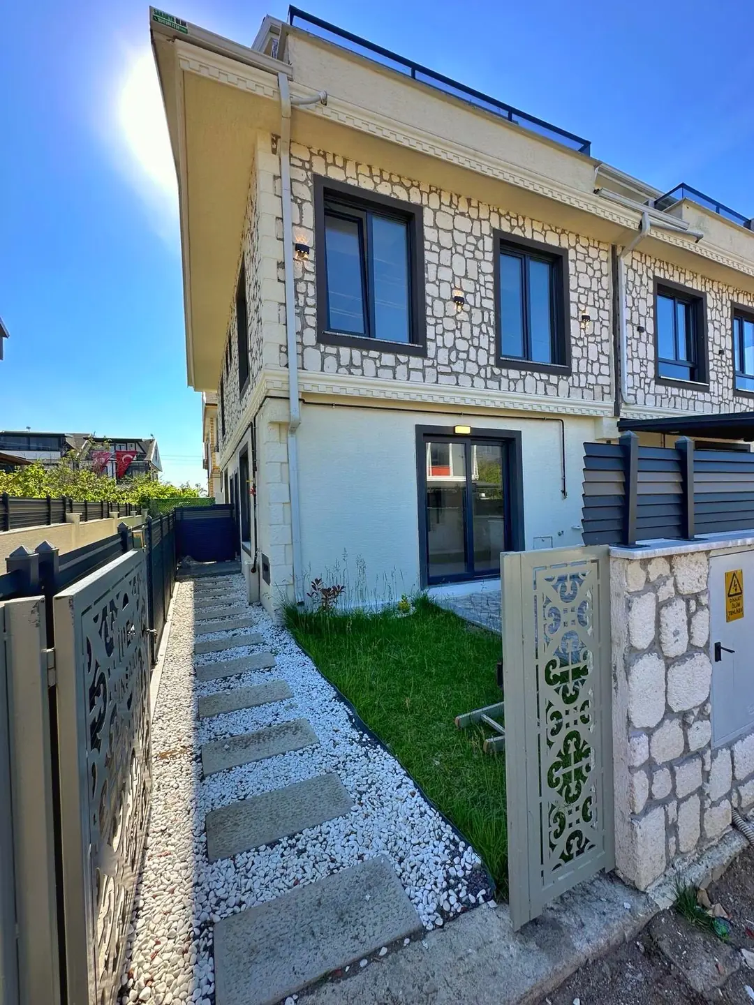 Kocaali Alandere'de Satılık Ebeveyn Banyo Ön Cephe 3+1 Tripleks Villa