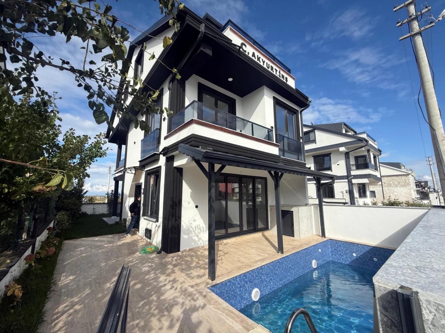 Kocaali Alandere'de Satılık Tek Müstakil Arsalı, Havuzlu 4+1 Villa – Denize 190 Metre