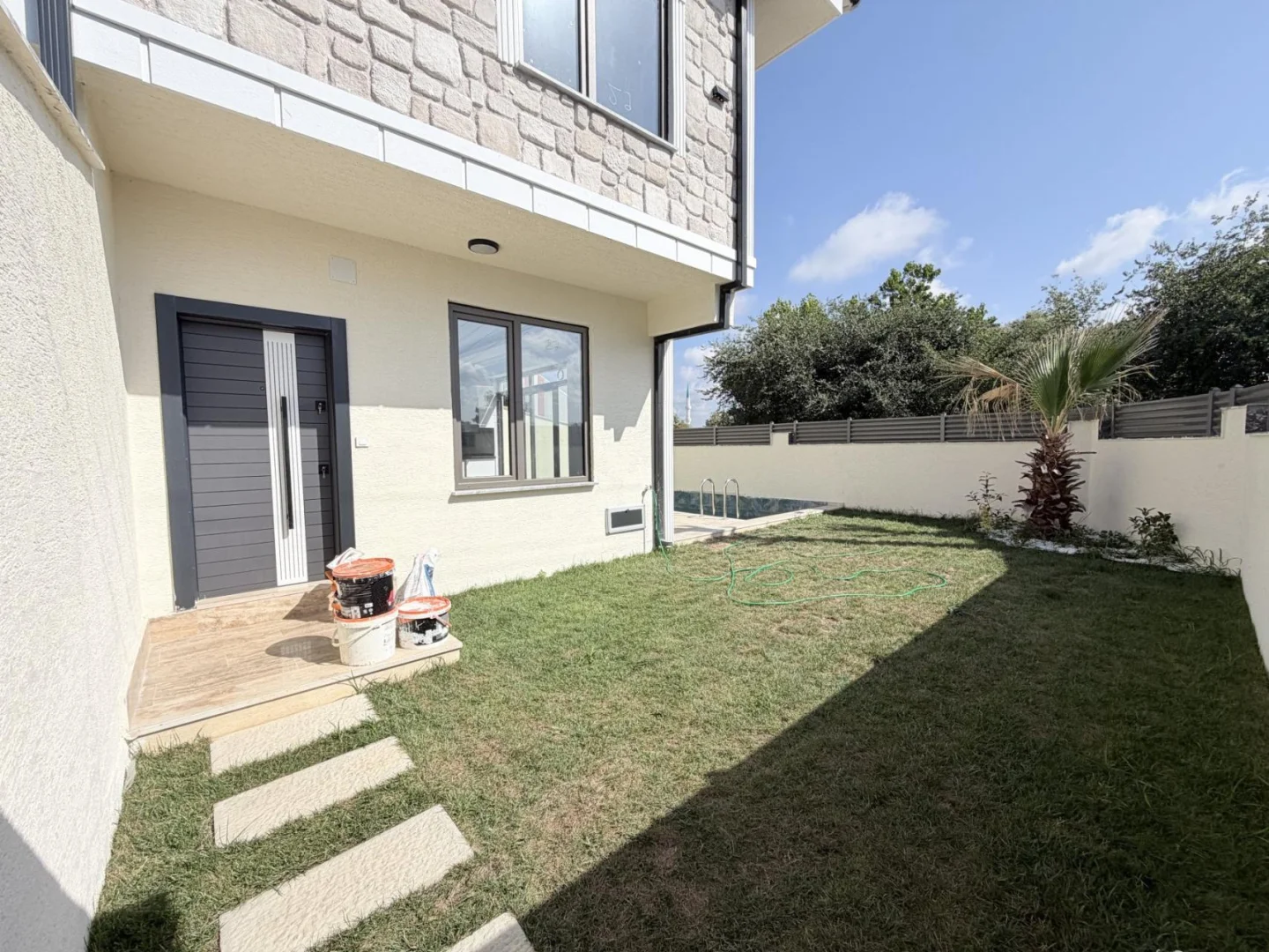 Kocaali Yalı'da Satılık Sahile 300 Metre, Havuzlu Müstakil Girişli 4+1 Köşe Villa
