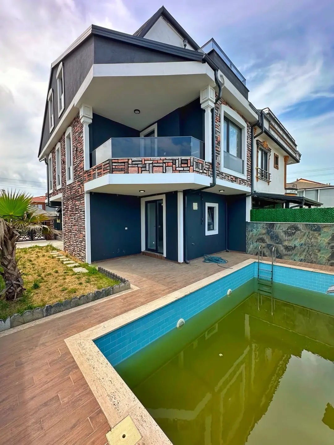 Kocaali Alandere'de Satılık Deniz Manzaralı Havuzlu 4+1 Tripleks Villa (175 m²)