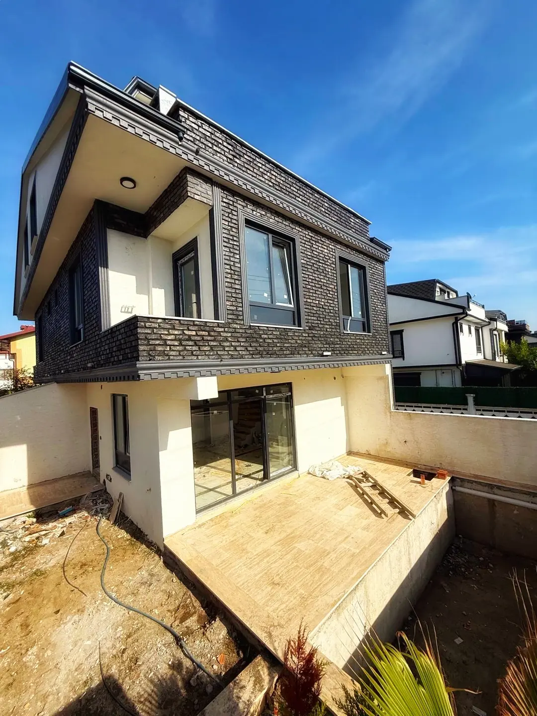 Kocaali Alandere'de Satılık Havuzlu Çift Ebeveyn Banyolu 3+1 Tripleks Villa (160 m²)