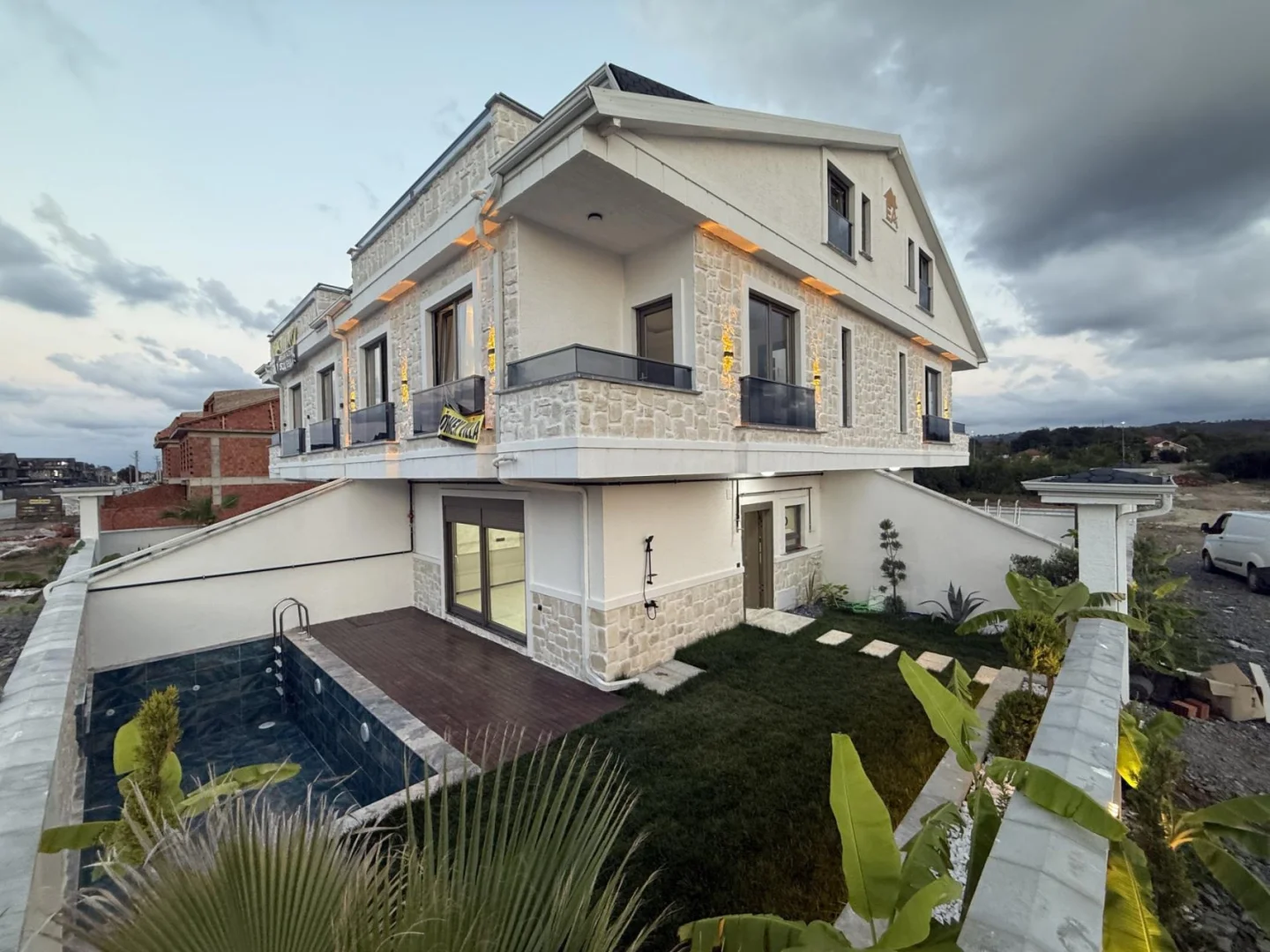 Kocaali Alandere'de Satılık Sahile 120 Metre, Köşe Parsel Özel Havuzlu 4+1 Tripleks Villa
