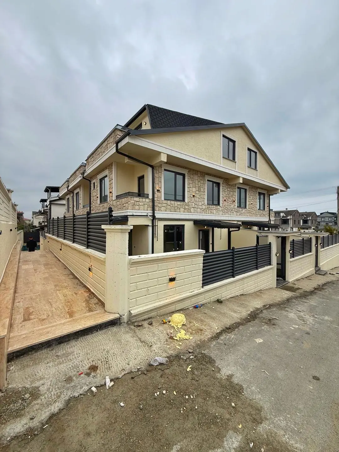 Kocaali Yalı'da Satılık Fiyat-Performans 4+1 Tripleks Villa