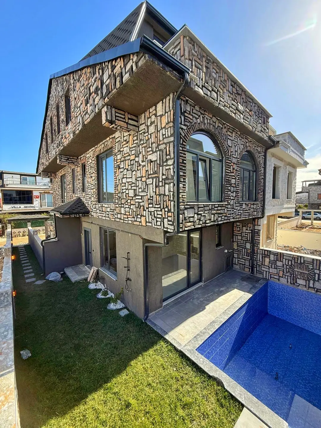 Kocaali Alandere'de Satılık Teras Deniz Manzaralı Havuzlu 4+1 Tripleks Villa