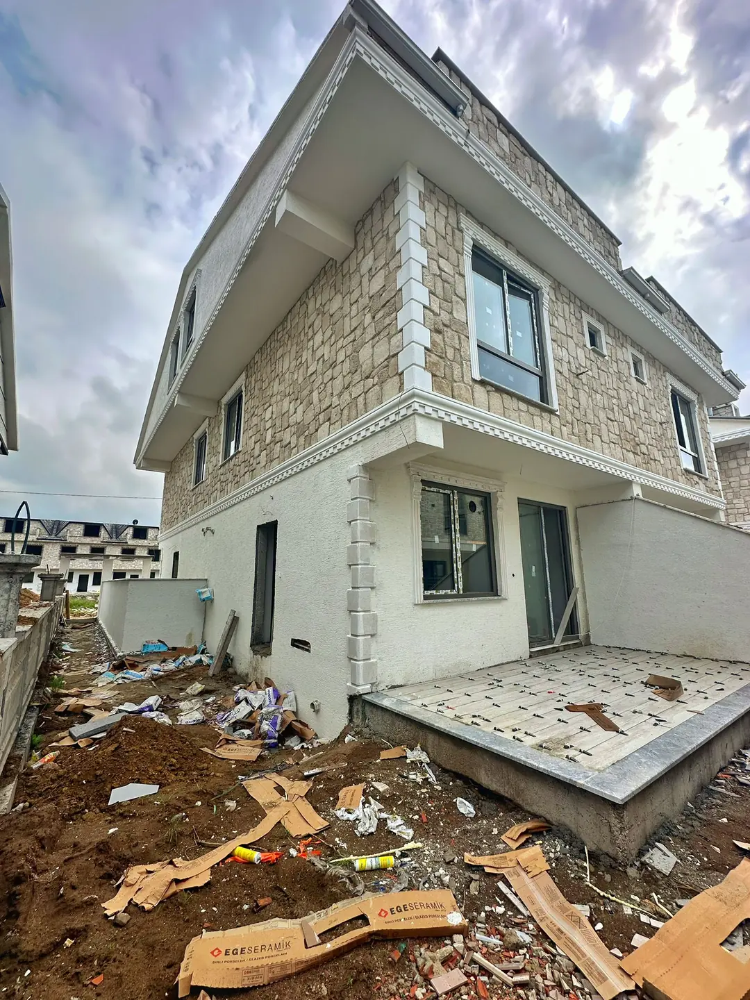 Kocaali Alandere'de Satılık Lüks Dizayn Fırsat Fiyat 4+1 Tripleks Villa