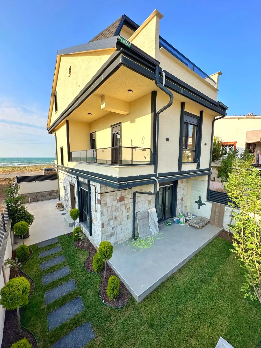 Kocaali Yalı'da Satılık Merkez Plaj 4+1 Tripleks Villa