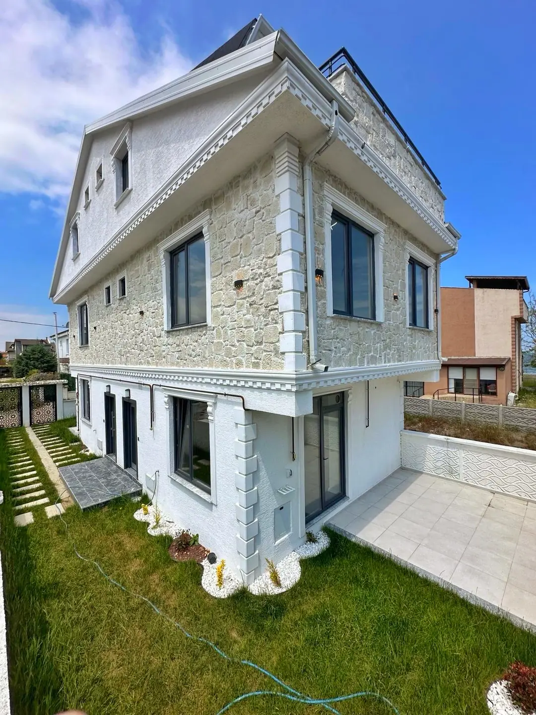 Kocaali Alandere'de Satılık Ebeveyn Banyo Lüks Dizayn 3+1 Tripleks Villa