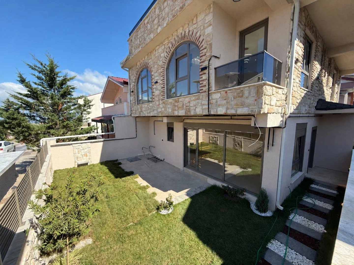 Kocaali Yayla'da Satılık Sahile 40 Metre, Kapanmaz Manzaralı Havuzlu 4+1 Ön Cephe Villa