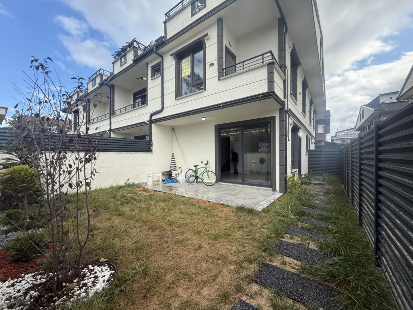 Kocaali Yayla'da Satılık Merkeze Yürüme Mesafesinde, Bahçeli 4+1 Tripleks Villa