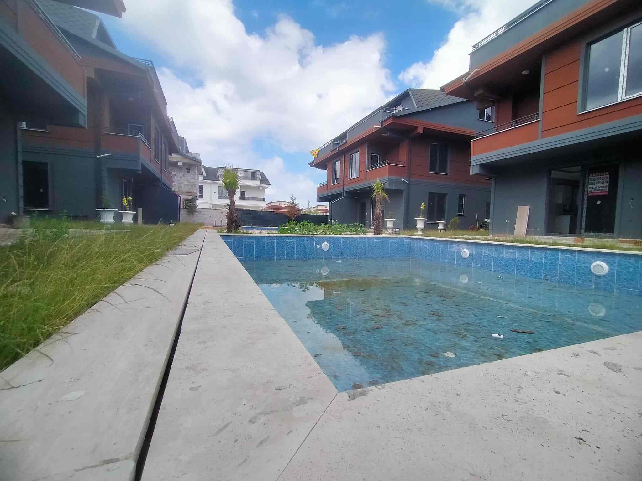 Kocaali Alandere'de Satılık Havuzlu Sitede Prestijli Triplex Villa