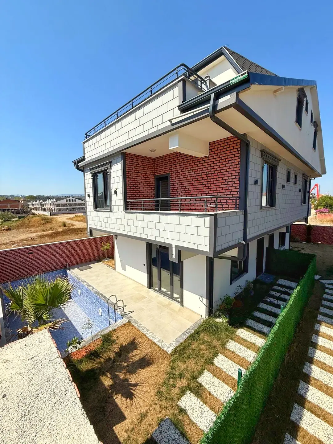 Kocaali Alandere'de Satılık Havuzlu Ön Cephe 4+1 Tripleks Villa (160 m²)