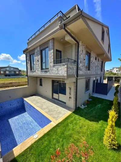 Kocaali Alandere'de Satılık Havuzlu Lüks Dizayn 4+1 Tripleks Villa (112 m²)
