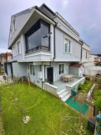 Kocaali Yalı'da Satılık Geniş Bahçe 3+1 Tripleks Villa