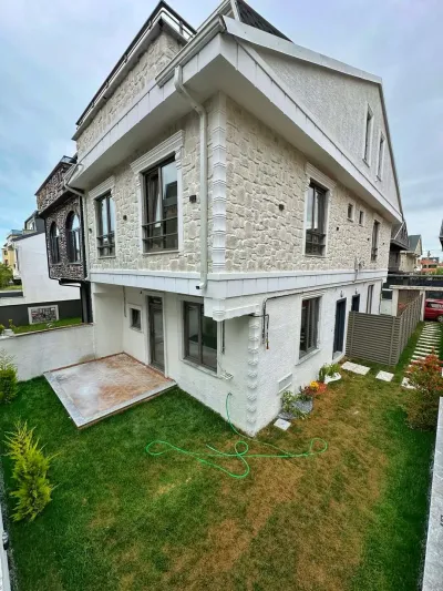 Kocaali Alandere'de Satılık Arka Cephe Lüks Dizayn 4+1 Tripleks Villa (94 m²)