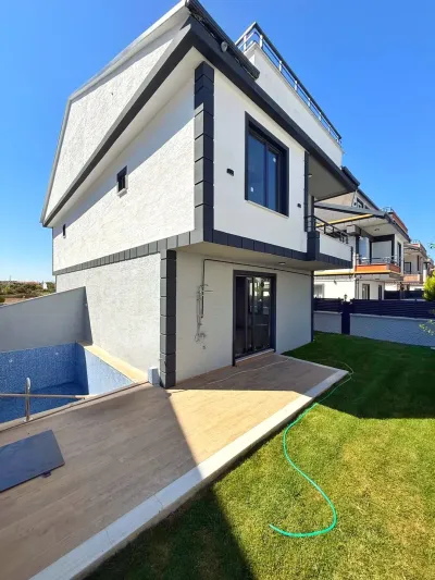 Kocaali Alandere'de Satılık Havuzlu Arka Cephe 4+1 Tripleks Villa (190 m²)