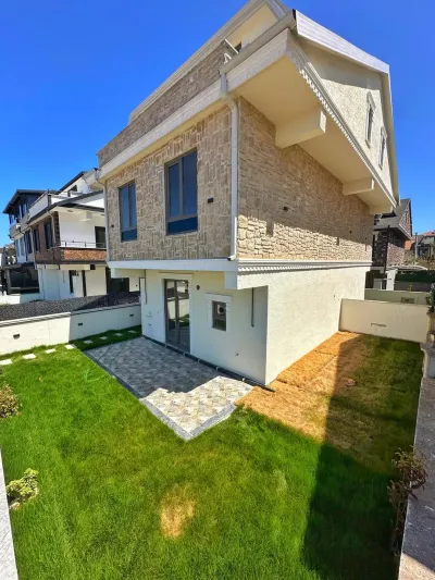 Kocaali Yalı'da Satılık Havuzlu Ön Cephe 4+1 Tripleks Villa (120 m²)