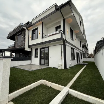 Kocaali Alandere'de Satılık Sahile 300 Metre, İskanlı Yerden Isıtmalı 3+1 Villa